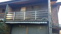 Balkon Gel&auml;nder mit Solar in Grenchen Seeland mit Standardmodulen schwarz Hanwha 330 und Solaredge Unterkonstruktion K2 Solarmaa GmbH