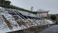 Freiland Solar Fotovoltaikanlage Hanwha QCells in Niederscherli bei Bern Aufbau UK im Schnee Solarmaa GmbH